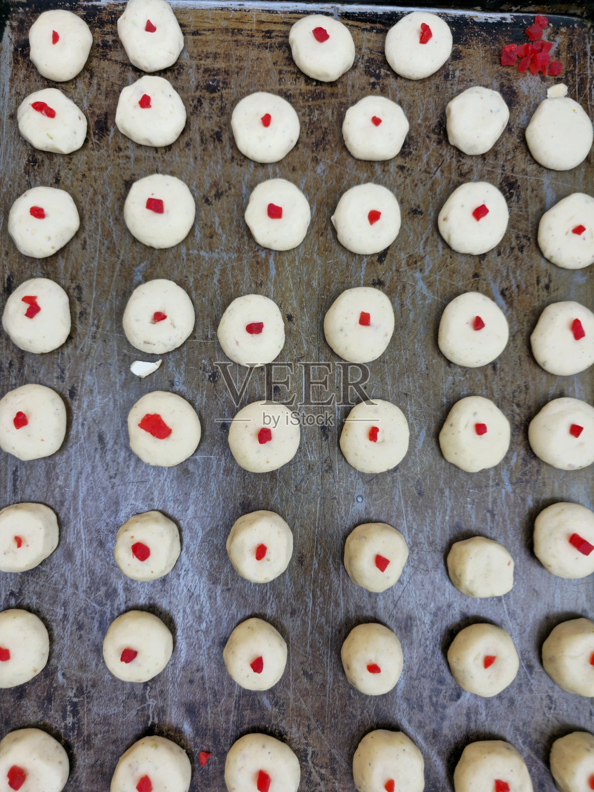 烤箱烤盘上摆放着新鲜出炉的、撒有杏仁的印度奶酥饼干照片摄影图片