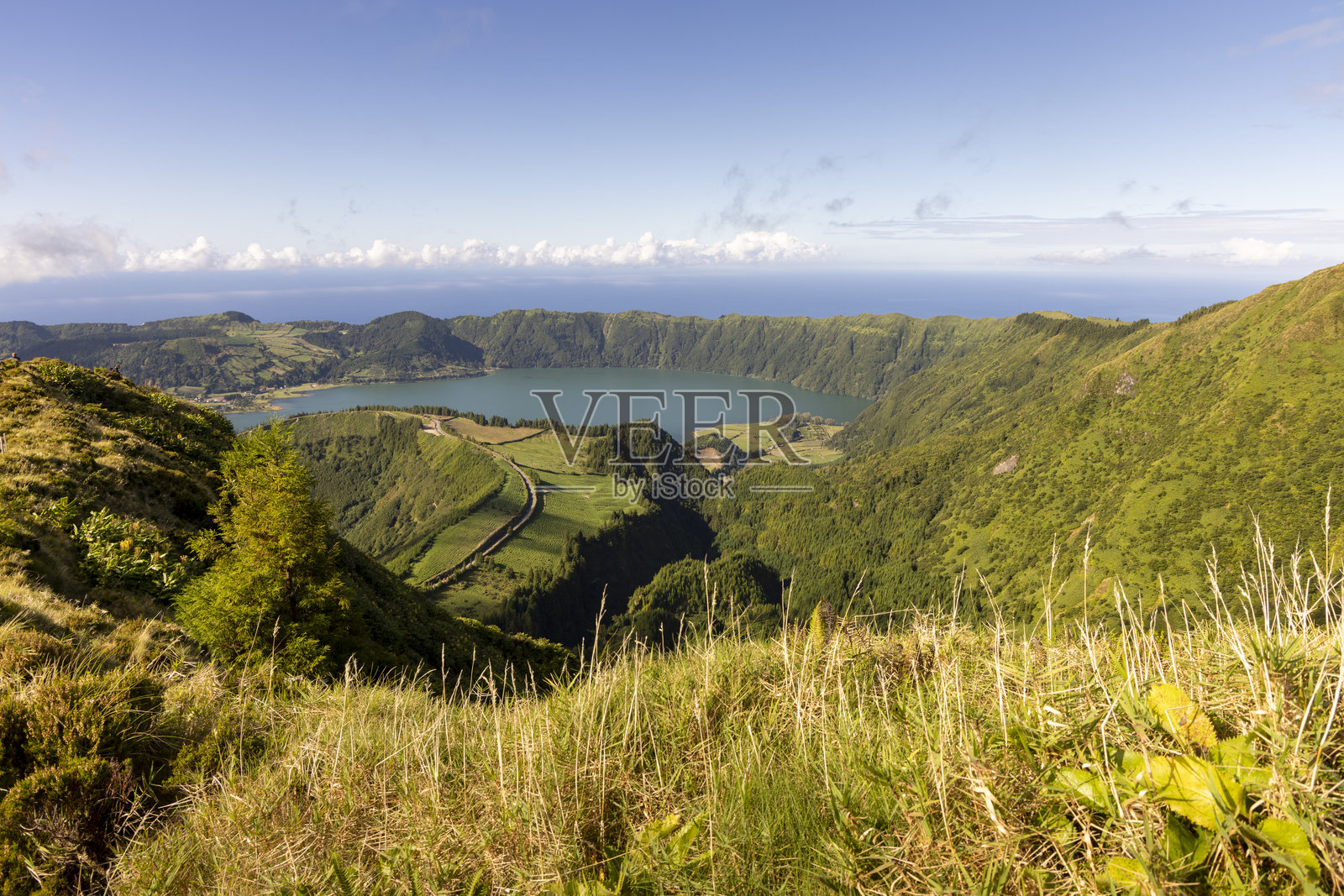 葡萄牙亚速尔群岛塞特西达德斯湖和山脉的美景照片摄影图片