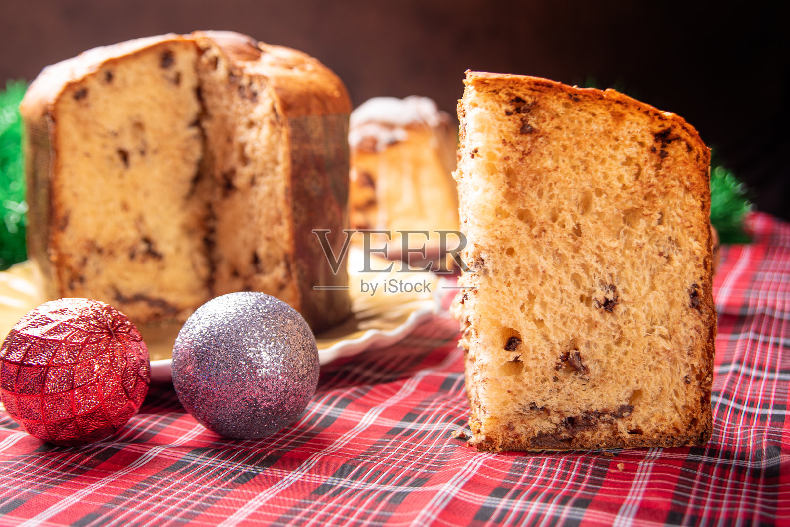 圣诞餐桌，一张精美的圣诞餐桌，上面摆放着巧克力蛋糕和圣诞装饰，焦点在局部。照片摄影图片