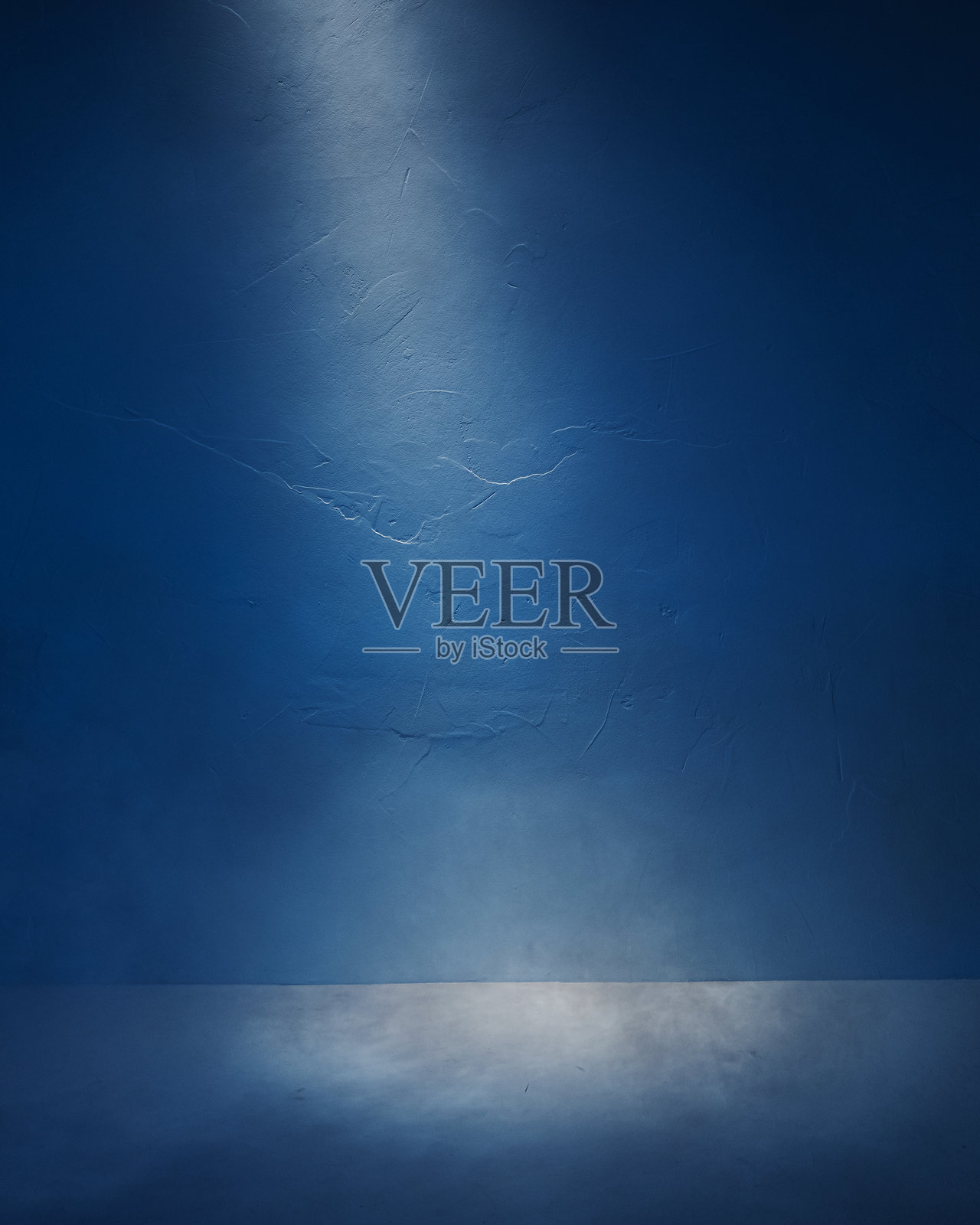 光线。抽象的蓝色背景，带有烟雾照片摄影图片