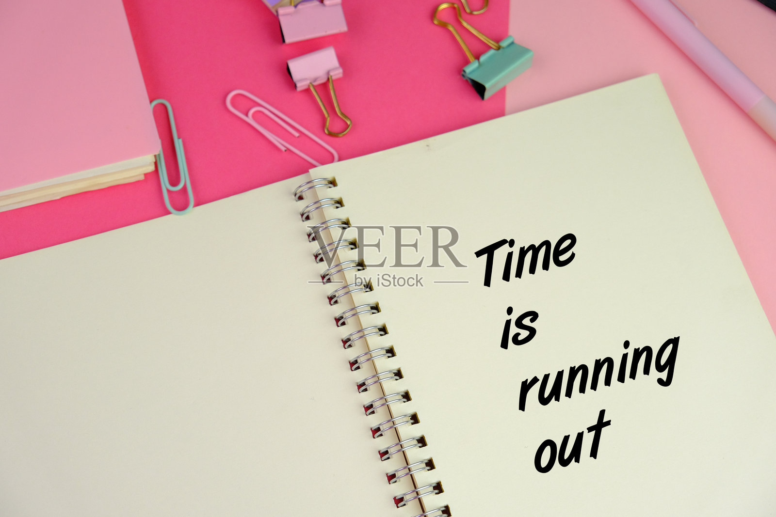 粉色和绿色背景上的木制拼图，上面写着“政策”。基本概念或组织政策照片摄影图片