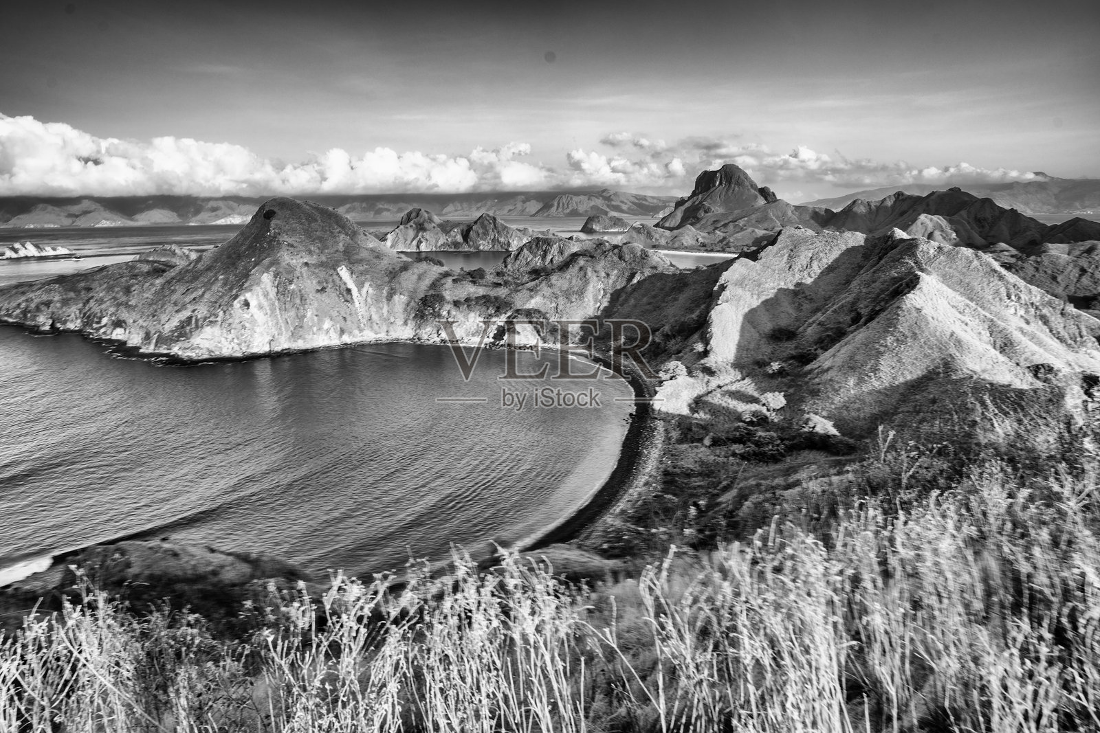 从巴达尔岛在金色日出时拍摄的科莫多国家公园的风景航拍照片照片摄影图片