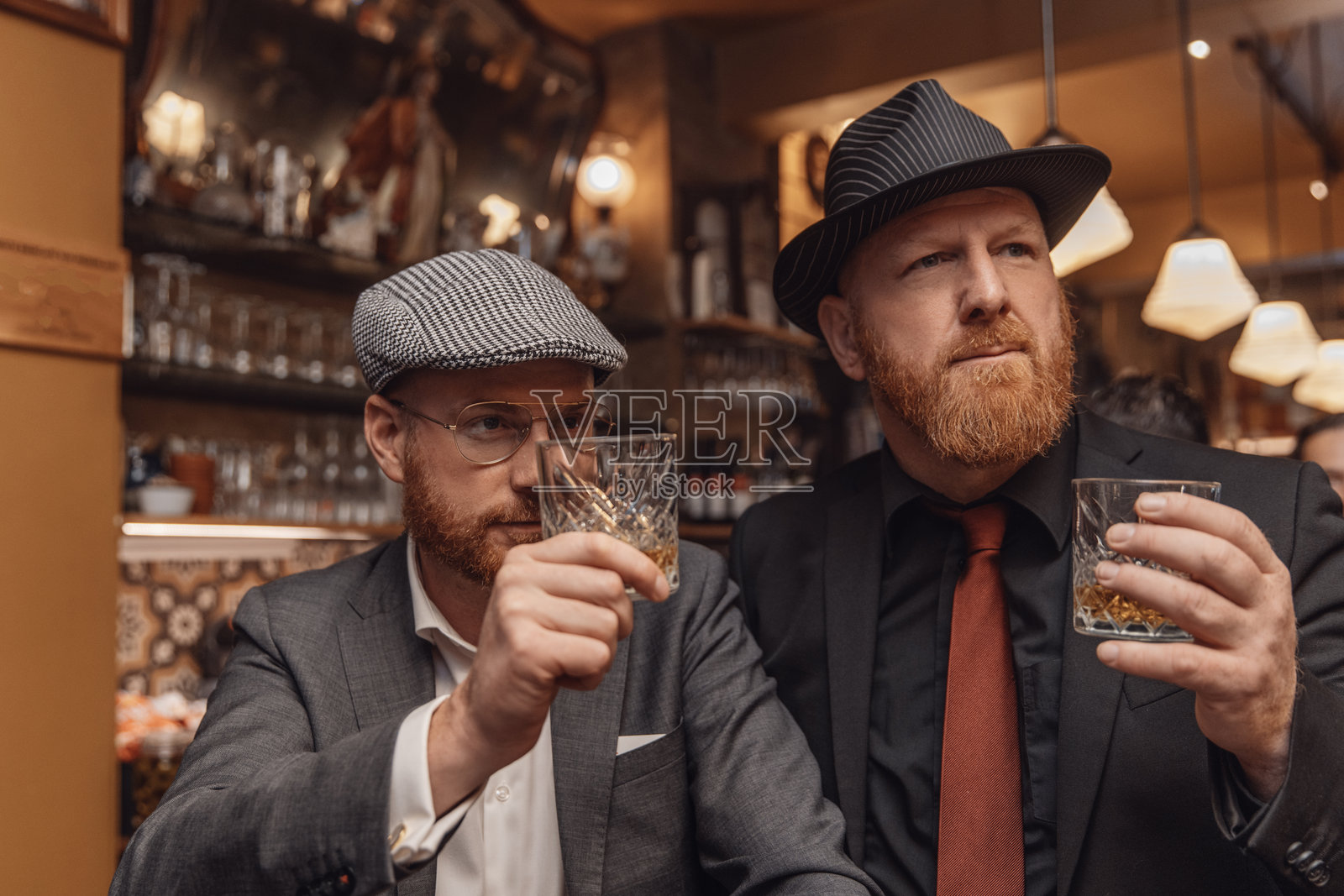 两名红发黑手党成员在公共酒吧里照片摄影图片