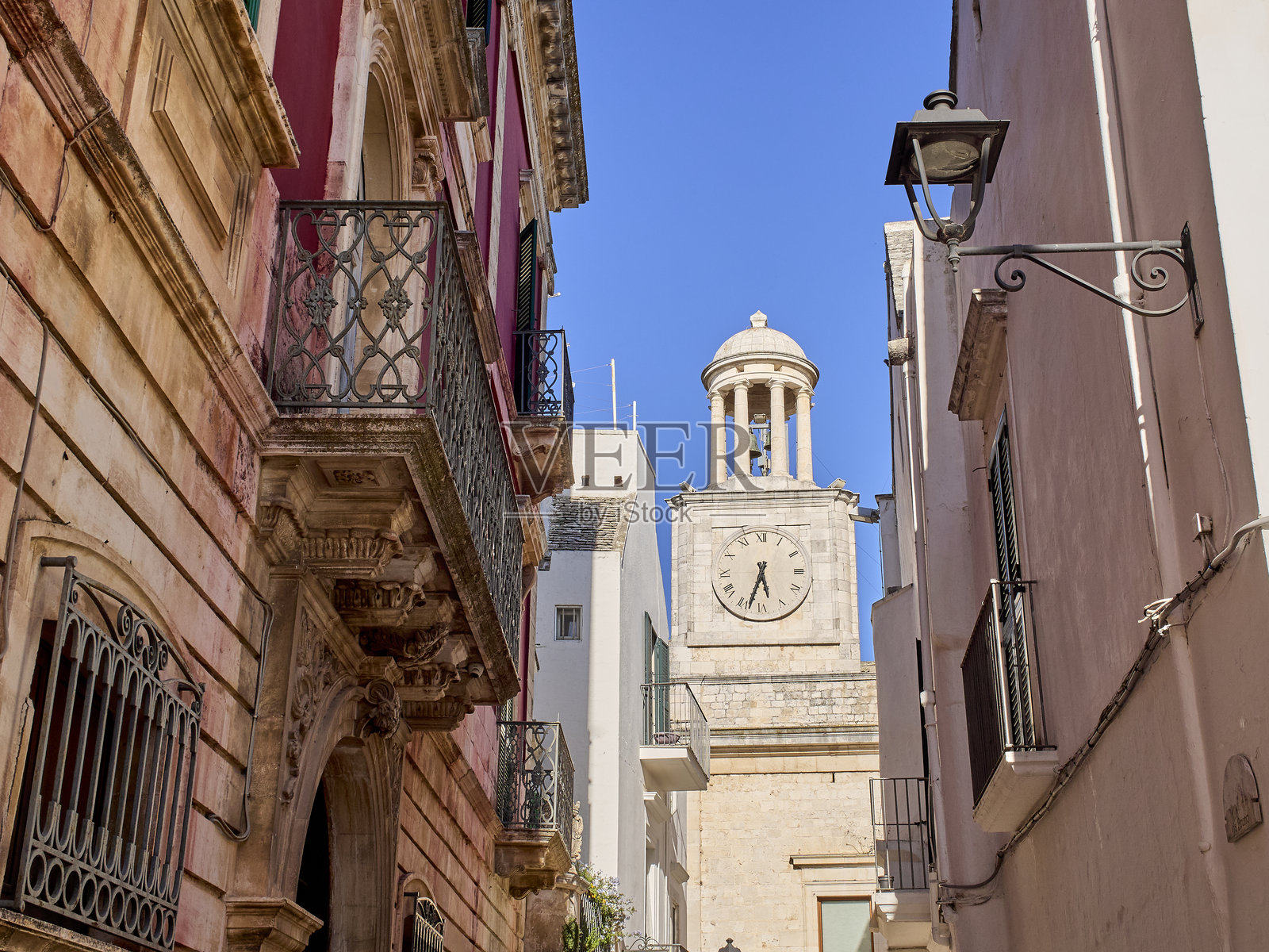 意大利普利亚大区伊特里亚山谷洛科罗通多市政厅塔楼照片摄影图片