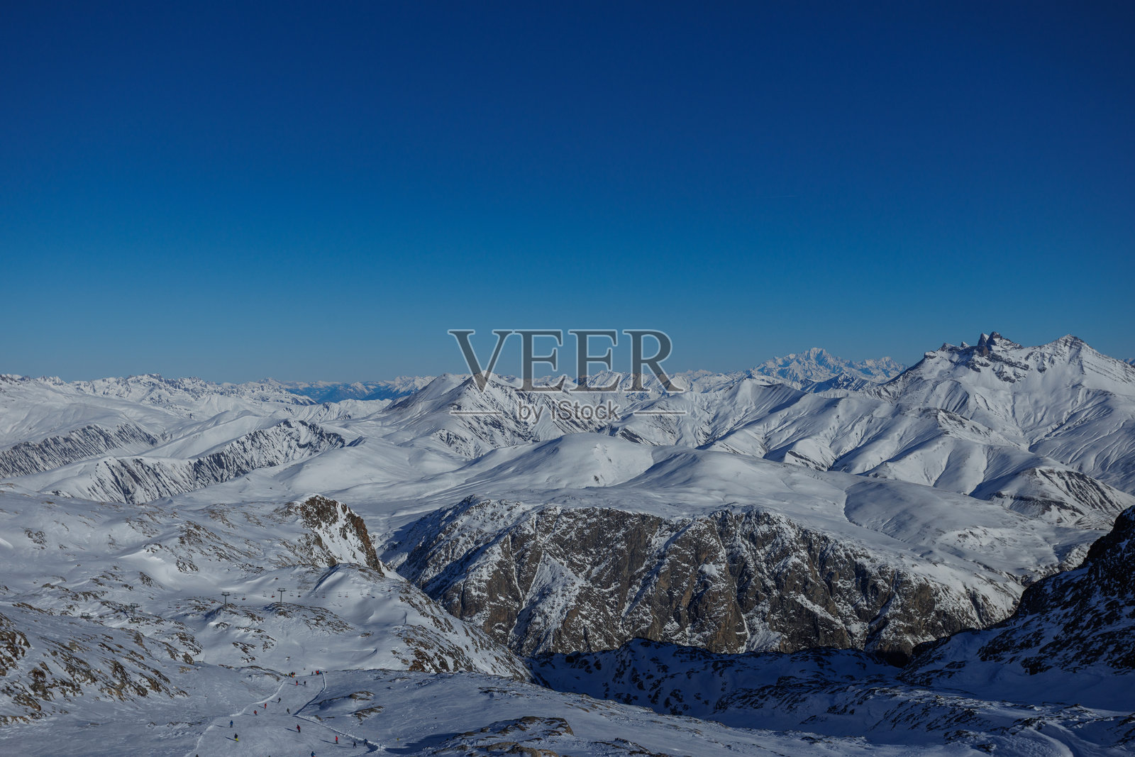 原始的阿尔卑斯山脉风光，展示着无尽的雪山峰峦照片摄影图片