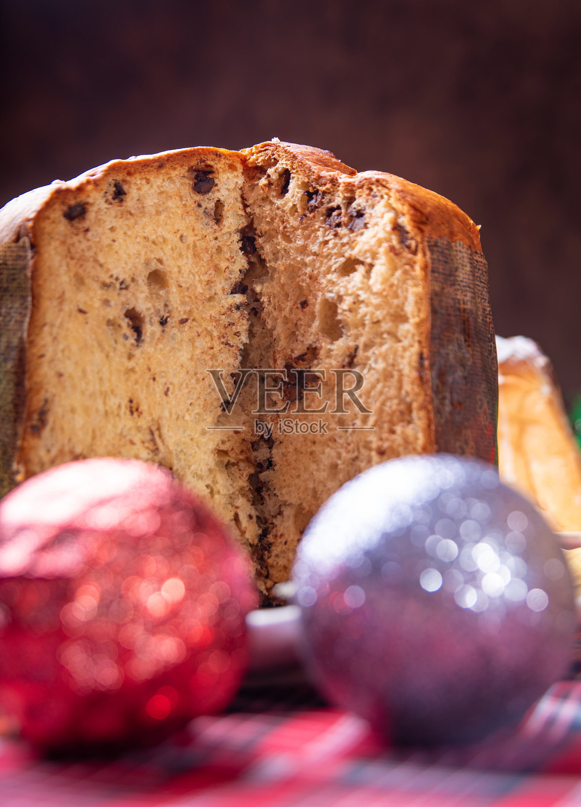 圣诞节餐桌，一张摆放着巧克力蛋糕和圣诞装饰的美丽圣诞餐桌，焦点选择性。照片摄影图片