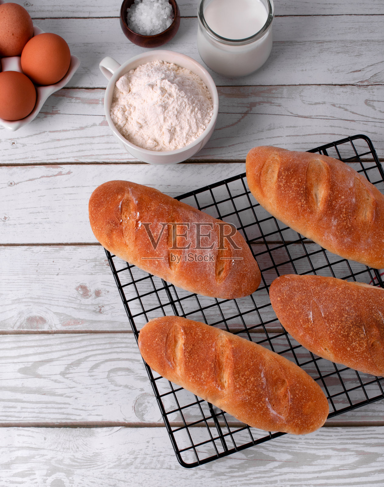 烘焙架上的酸面包照片摄影图片