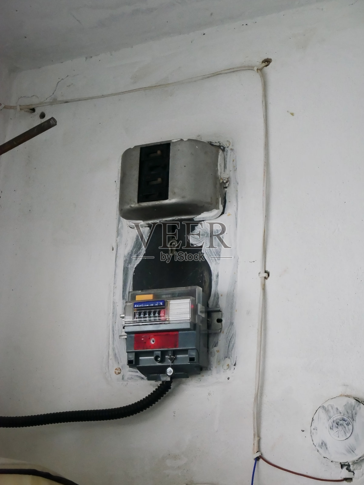 安装在白色内墙上的电表照片摄影图片