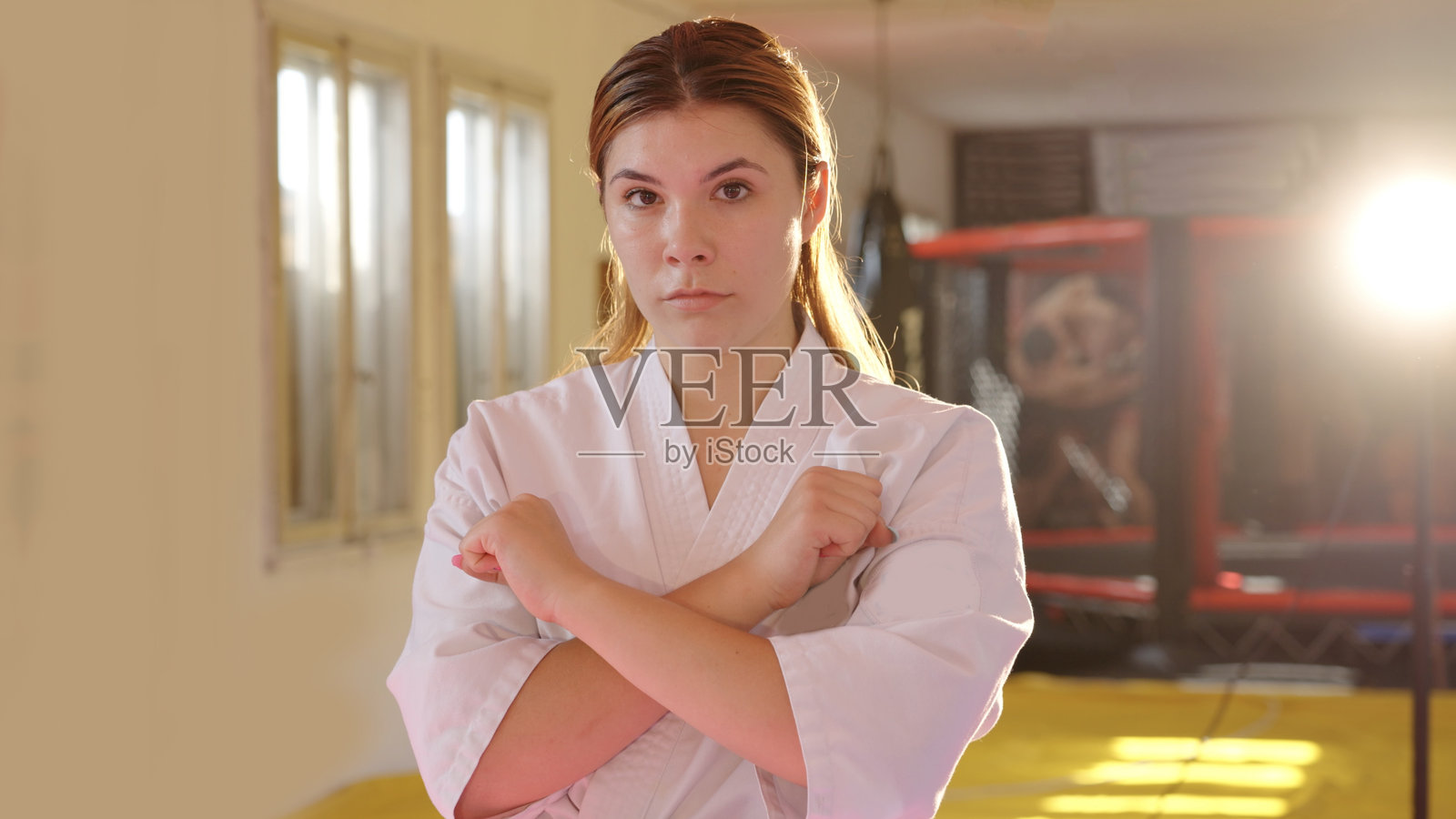 一位女性武术家在道场里抱臂而立照片摄影图片