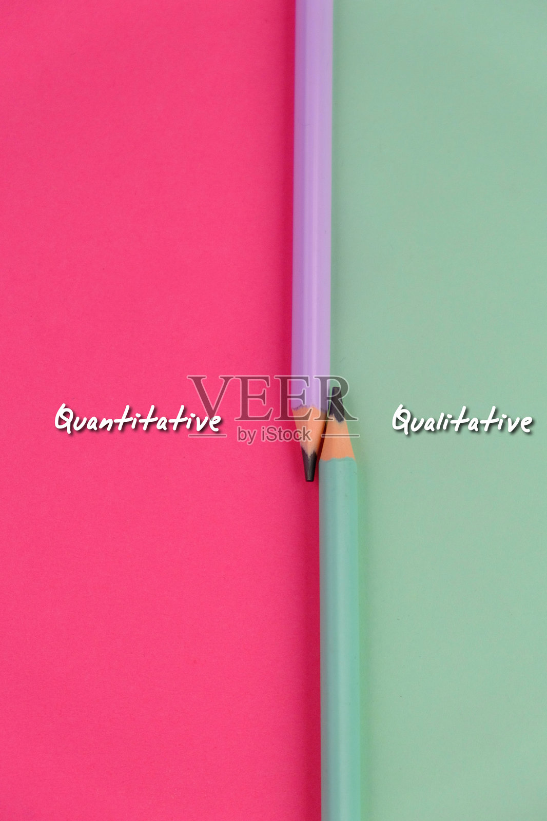 木制拼图，上面写着“政策”一词，背景为粉色和绿色。基本概念或组织政策照片摄影图片