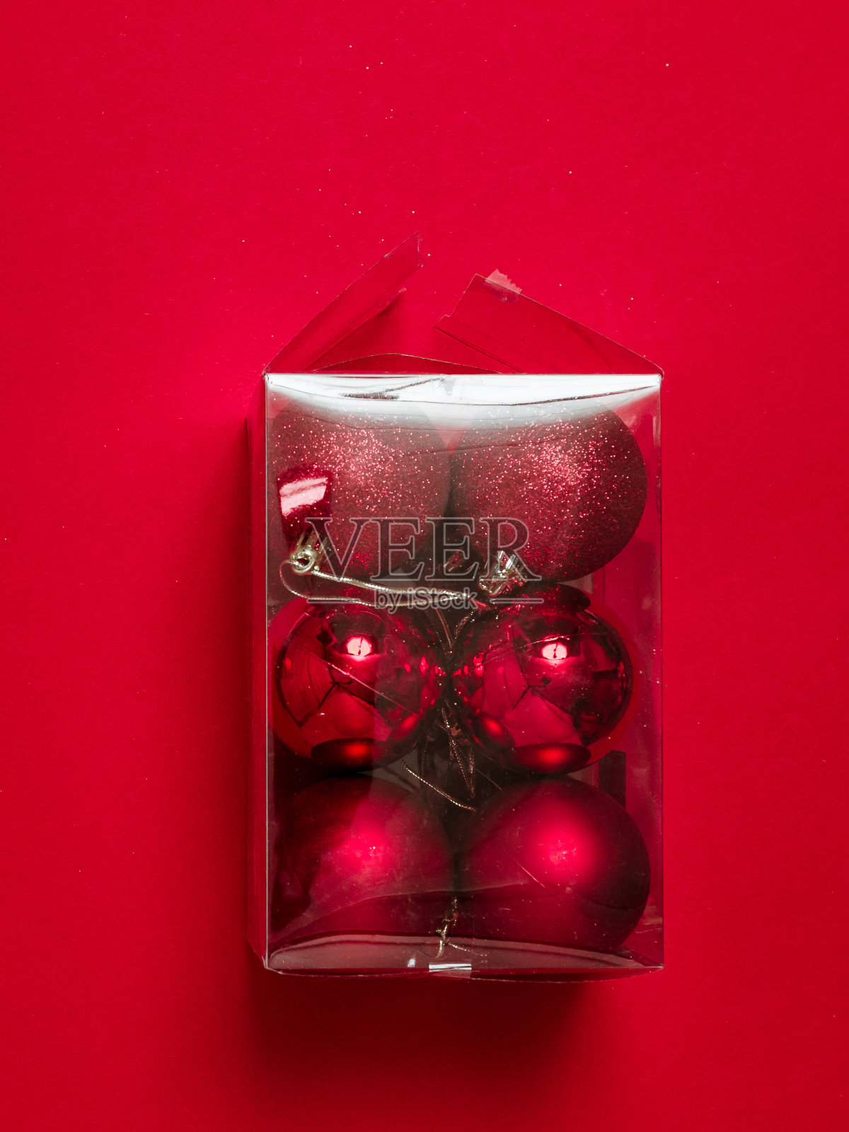 装在透明塑料盒里的各种圣诞树挂饰。为圣诞节日做准备。用于销售圣诞装饰品和玩具的商店的宣传横幅。节后大扫除照片摄影图片