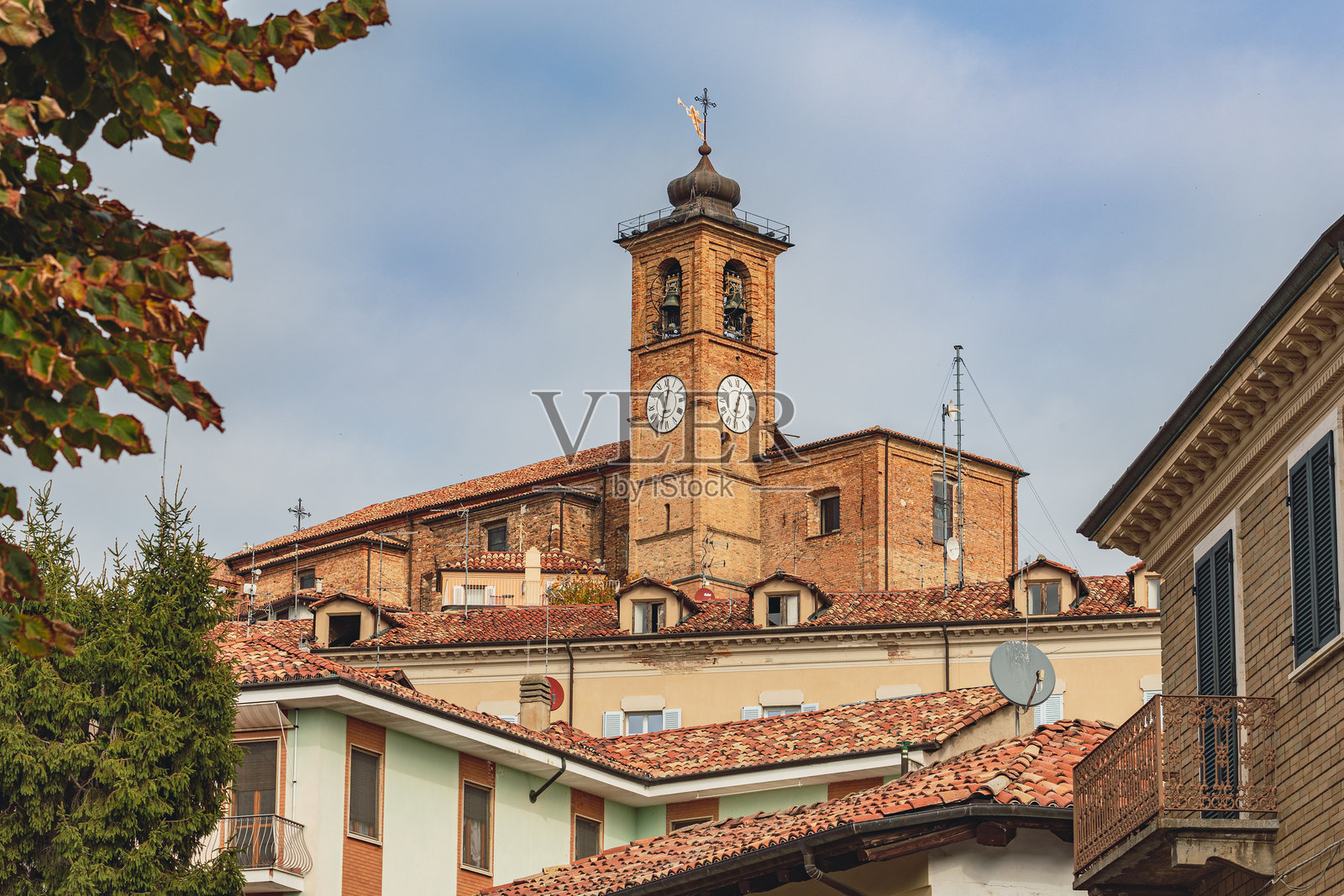意大利皮埃蒙特地区迷人的山顶小镇科科纳托的全景照片摄影图片