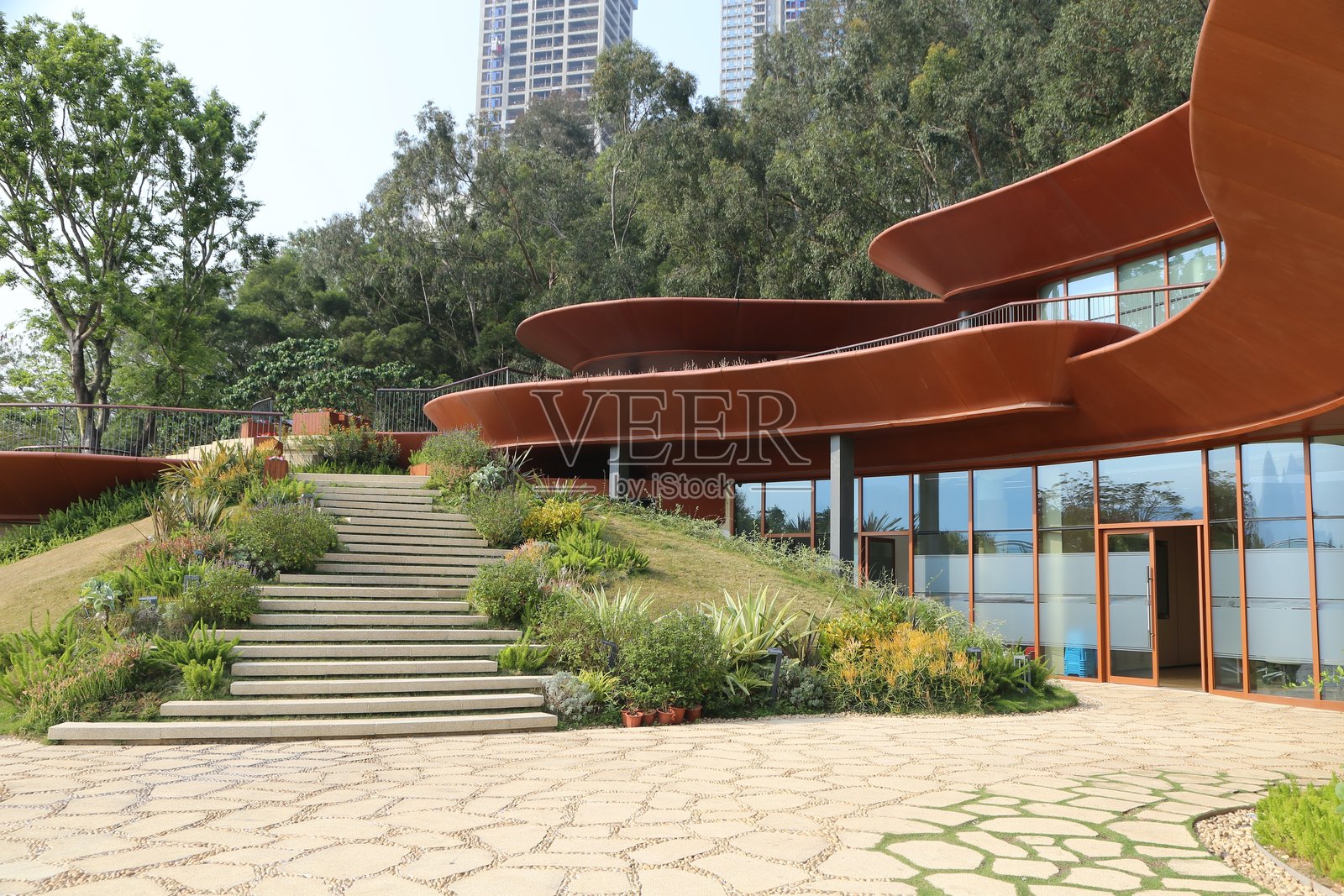 有机花园的外部入口景观，有绿植和鲜花照片摄影图片