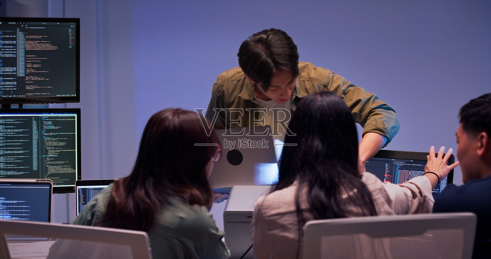 亚洲技术团队在夜间于办公室实验室协作并共同审查代码照片摄影图片