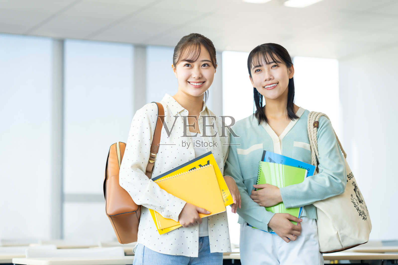 女大学生在教室里照片摄影图片