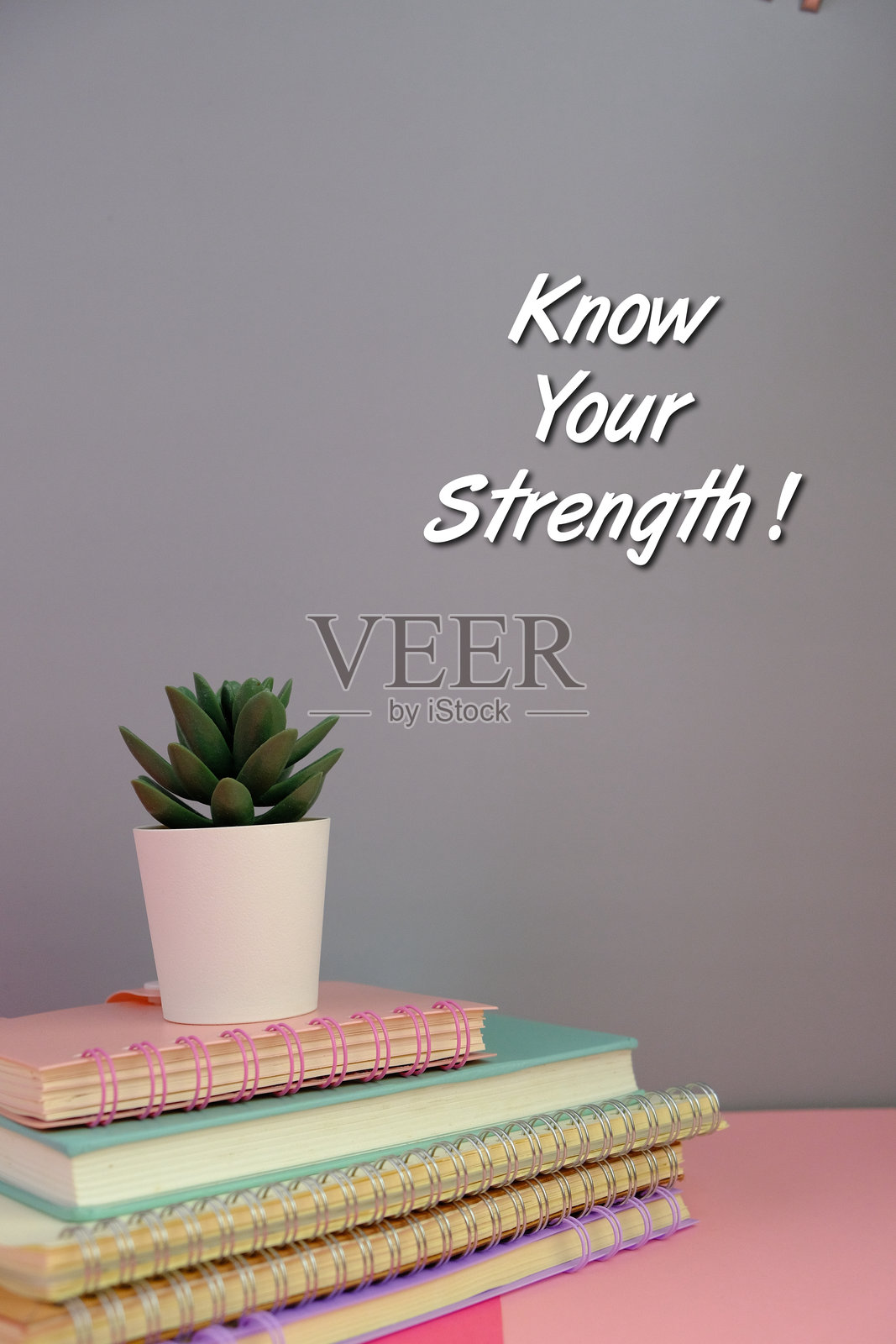 粉色和绿色背景上的木制拼图，上面写着“政策”一词。基本概念或组织政策照片摄影图片