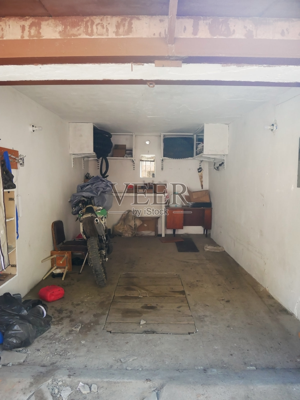 杂乱的车库内部，有摩托车和储物空间照片摄影图片