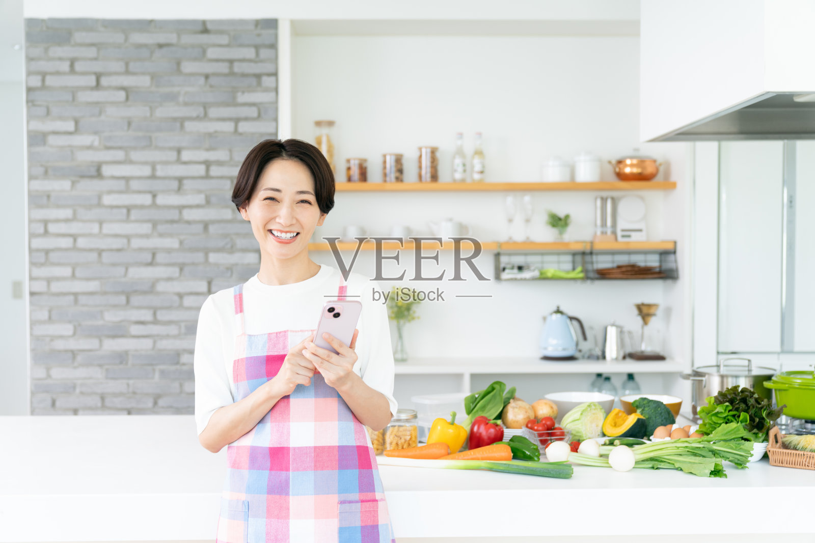 中年家庭主妇站在厨房里照片摄影图片