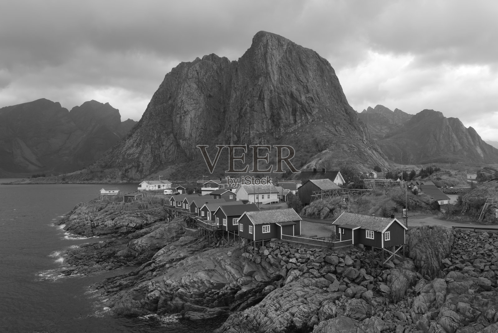 挪威罗弗敦岛上的红色渔村小屋照片摄影图片