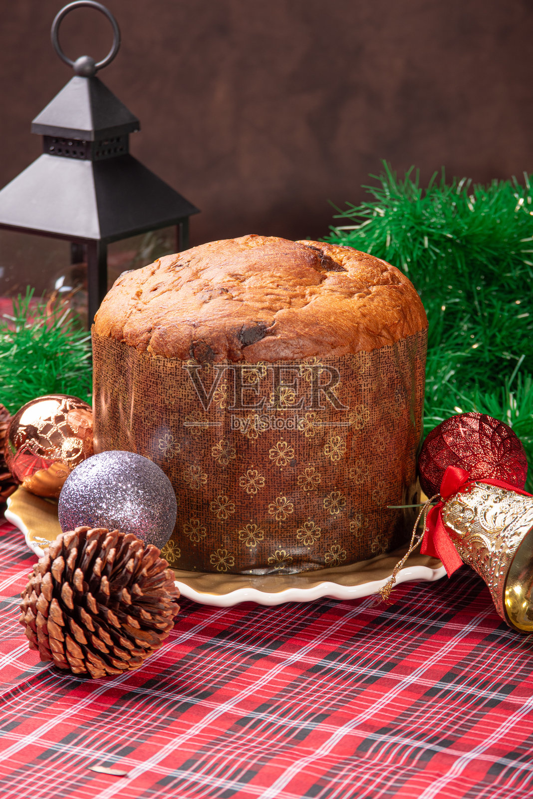 圣诞餐桌，一张精美的圣诞餐桌，上面摆放着巧克力蛋糕和圣诞装饰，焦点选择性。照片摄影图片