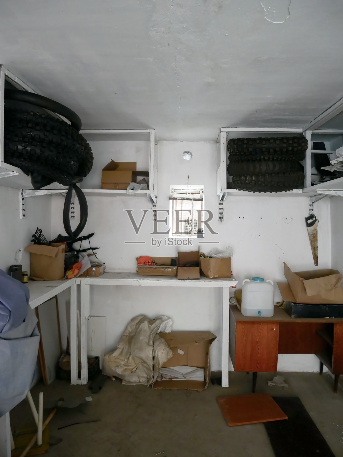 杂乱的室内储藏室，堆放着轮胎和箱子照片摄影图片