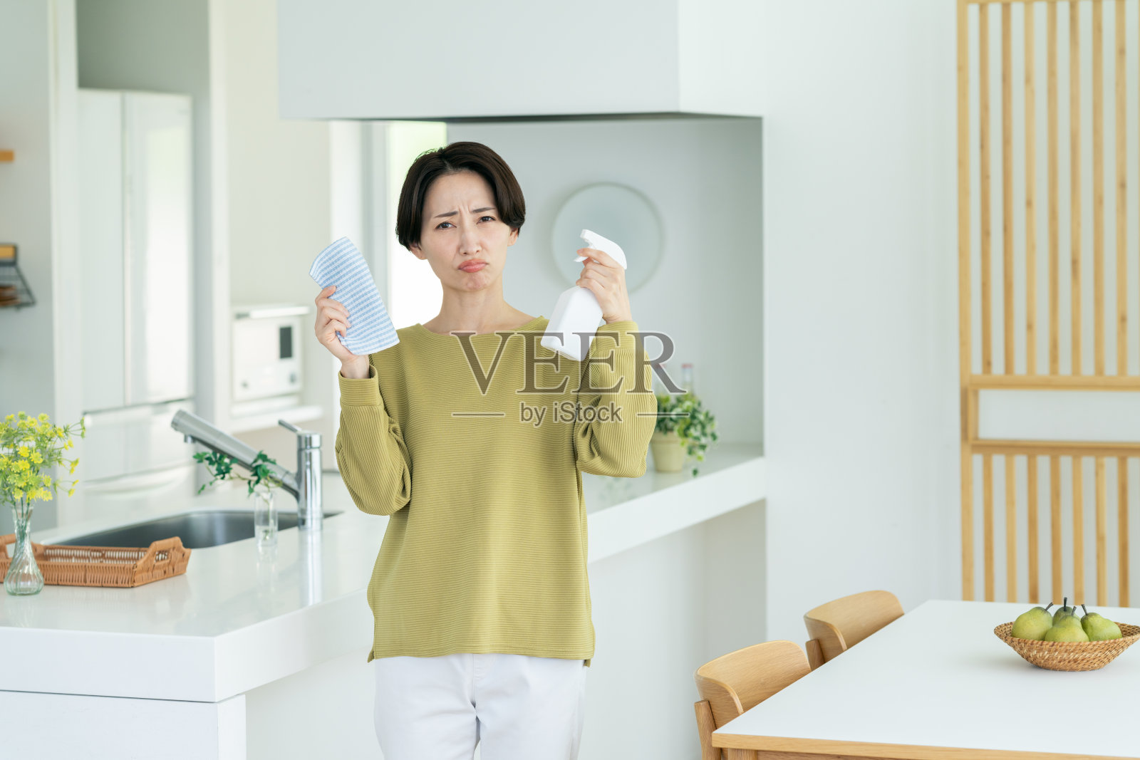 中年家庭主妇打扫她的家照片摄影图片