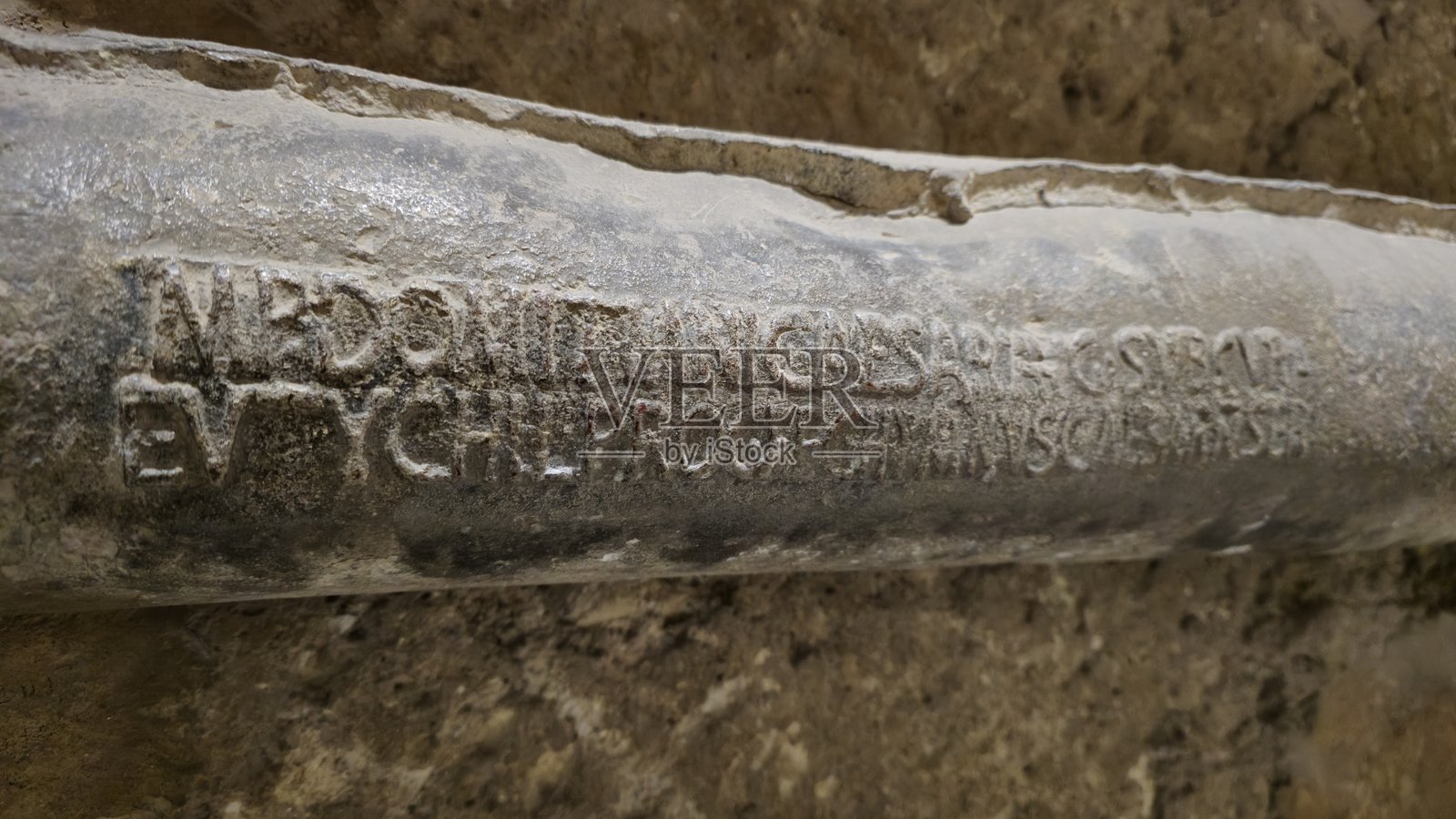 一根铅管上刻有长篇拉丁铭文，提及皇帝图密善和一位名叫尤提科斯的自由人，表明其在帝国罗马的所有权或出处。照片摄影图片