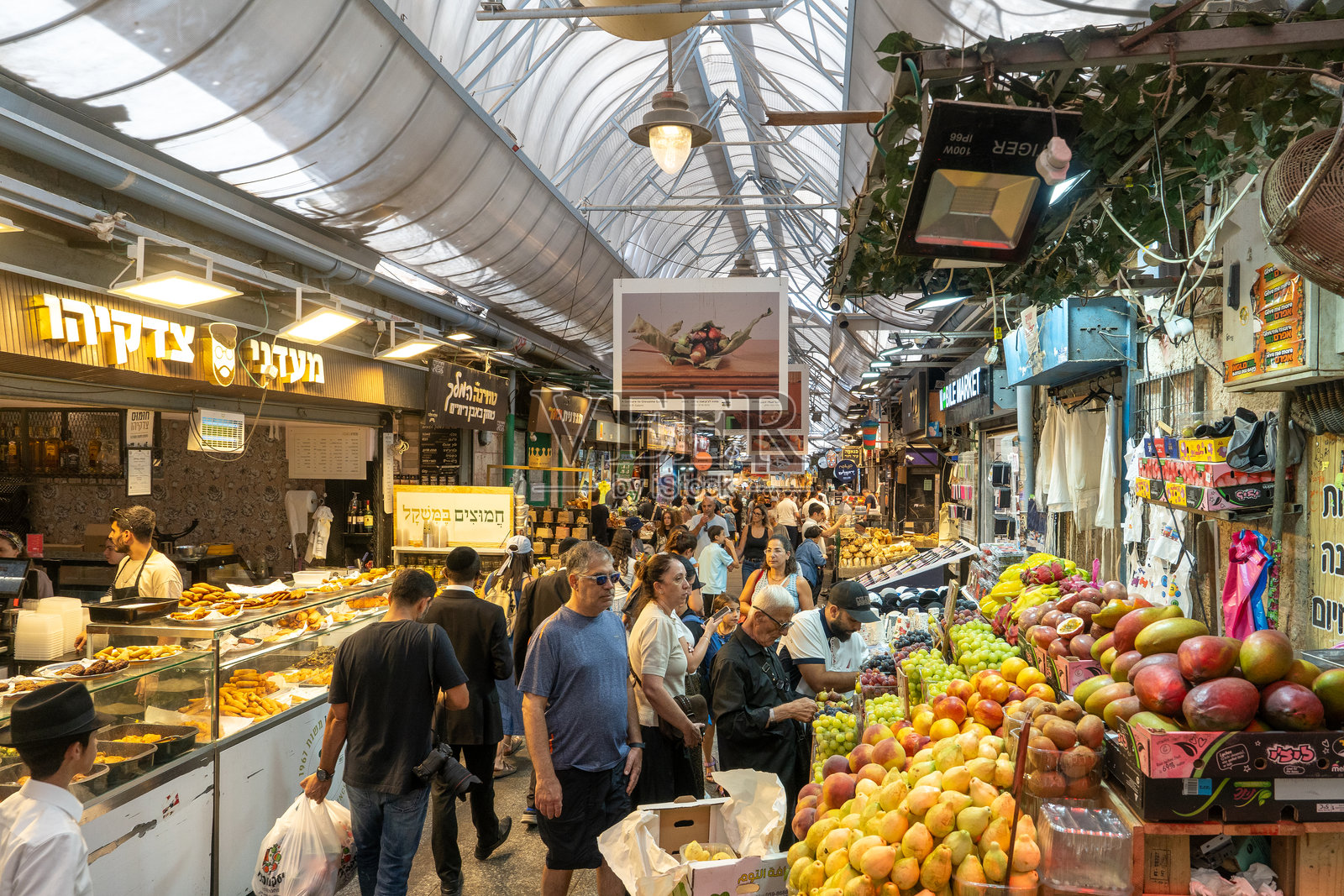 耶路撒冷马哈尼耶胡达市场一派热闹景象，人们在此品尝当地风味、购买香料，并享受这座城市充满活力的节奏。照片摄影图片