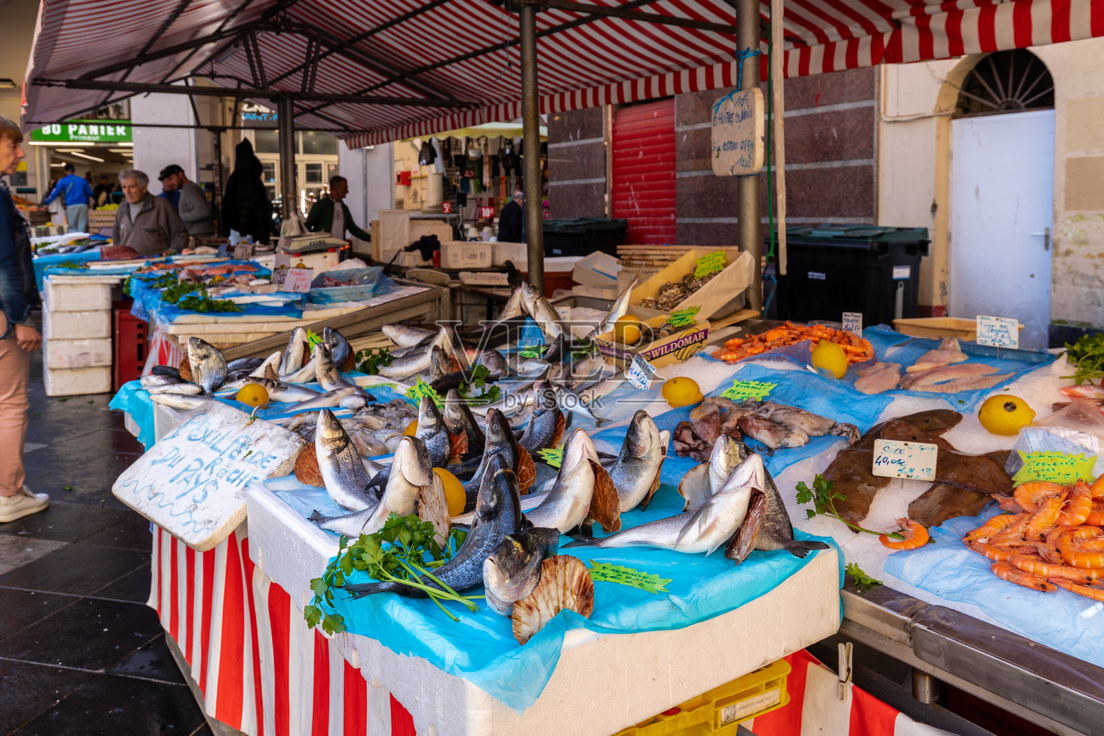 法国尼斯市中心,当地渔民正在售卖新鲜捕捞的鱼照片摄影图片