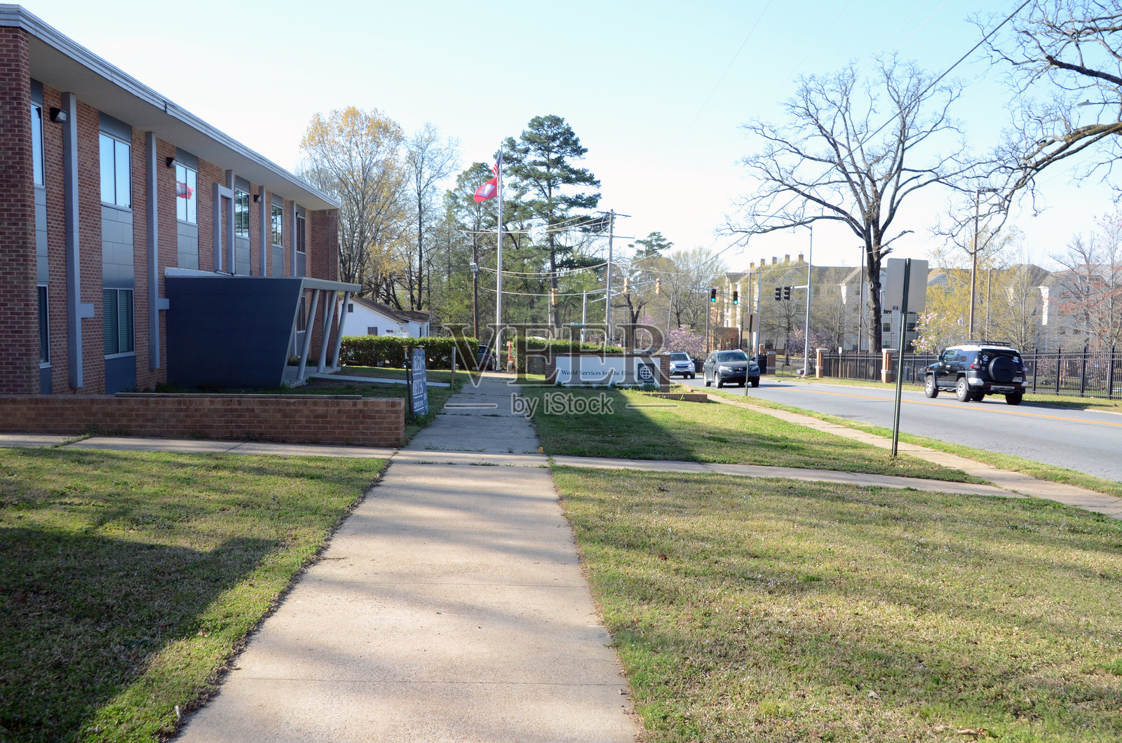 坐落于阿肯色州小石城一片绿茵之中的“世界盲人服务中心”,其地球标志和标语——“教育、赋权、独立”——体现了该组织支持视障人士的使命。照片摄影图片