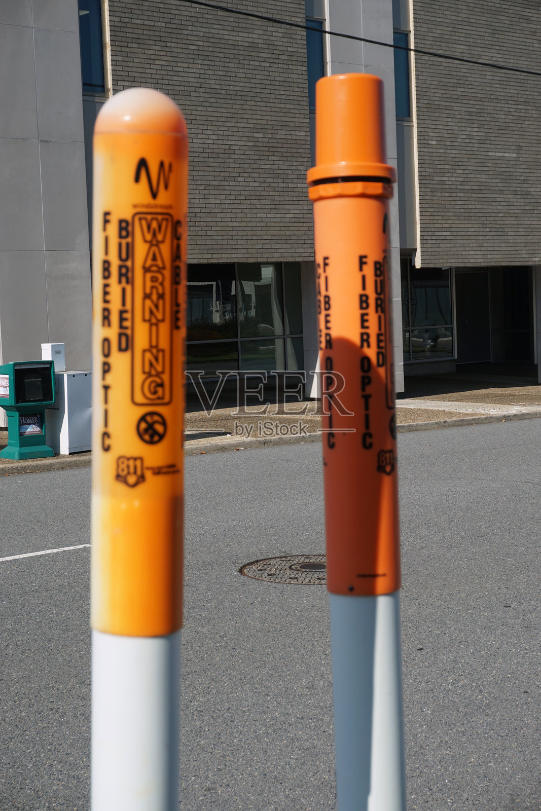 两个橙色的标识标记照片摄影图片