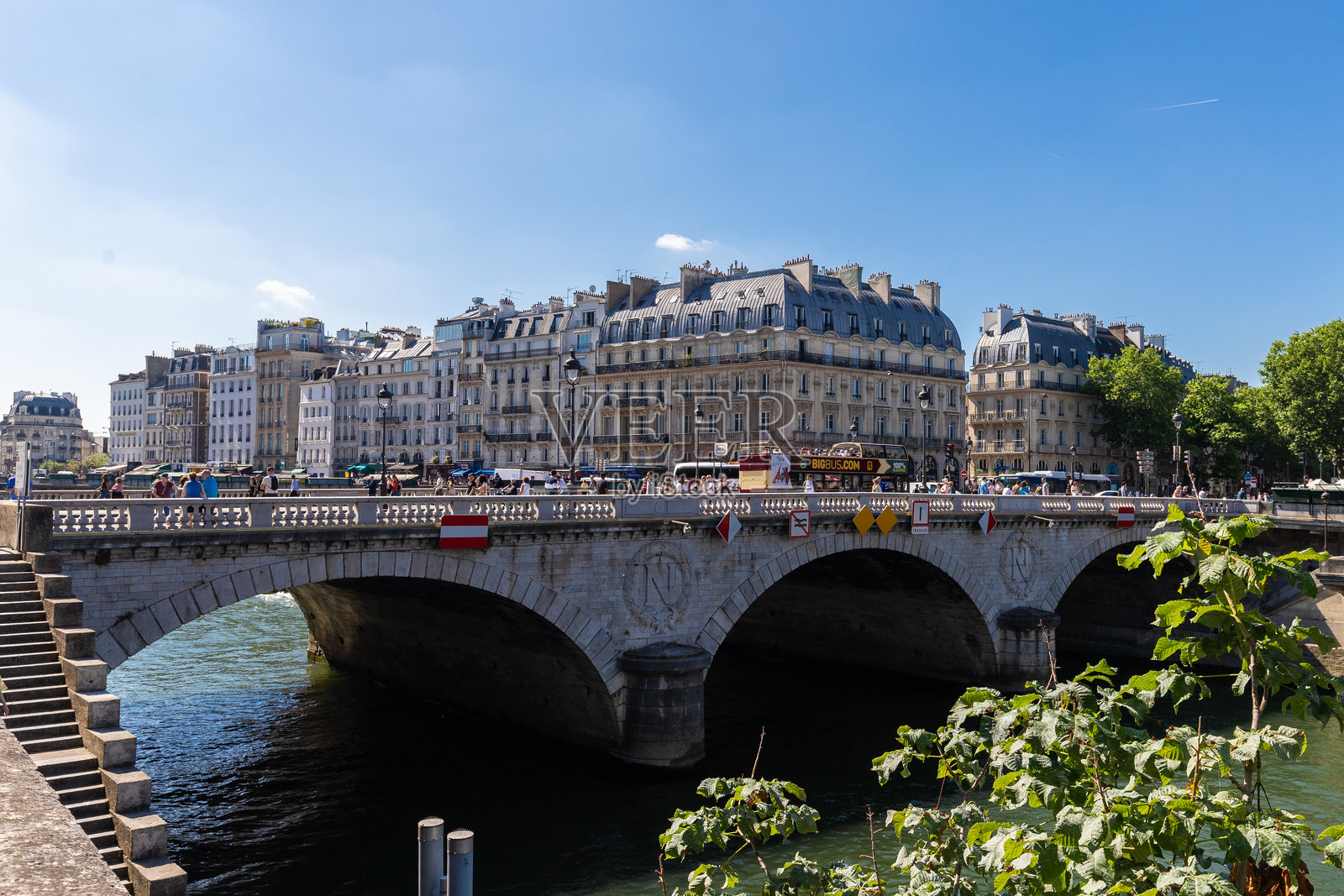 游览巴黎历史悠久的市中心，这里挤满了前来参观的游客照片摄影图片