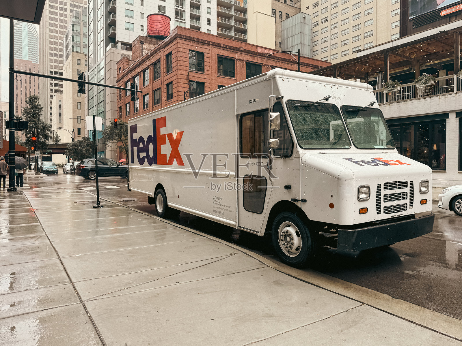 芝加哥，伊利诺伊州街道上的联邦快递送货卡车照片摄影图片