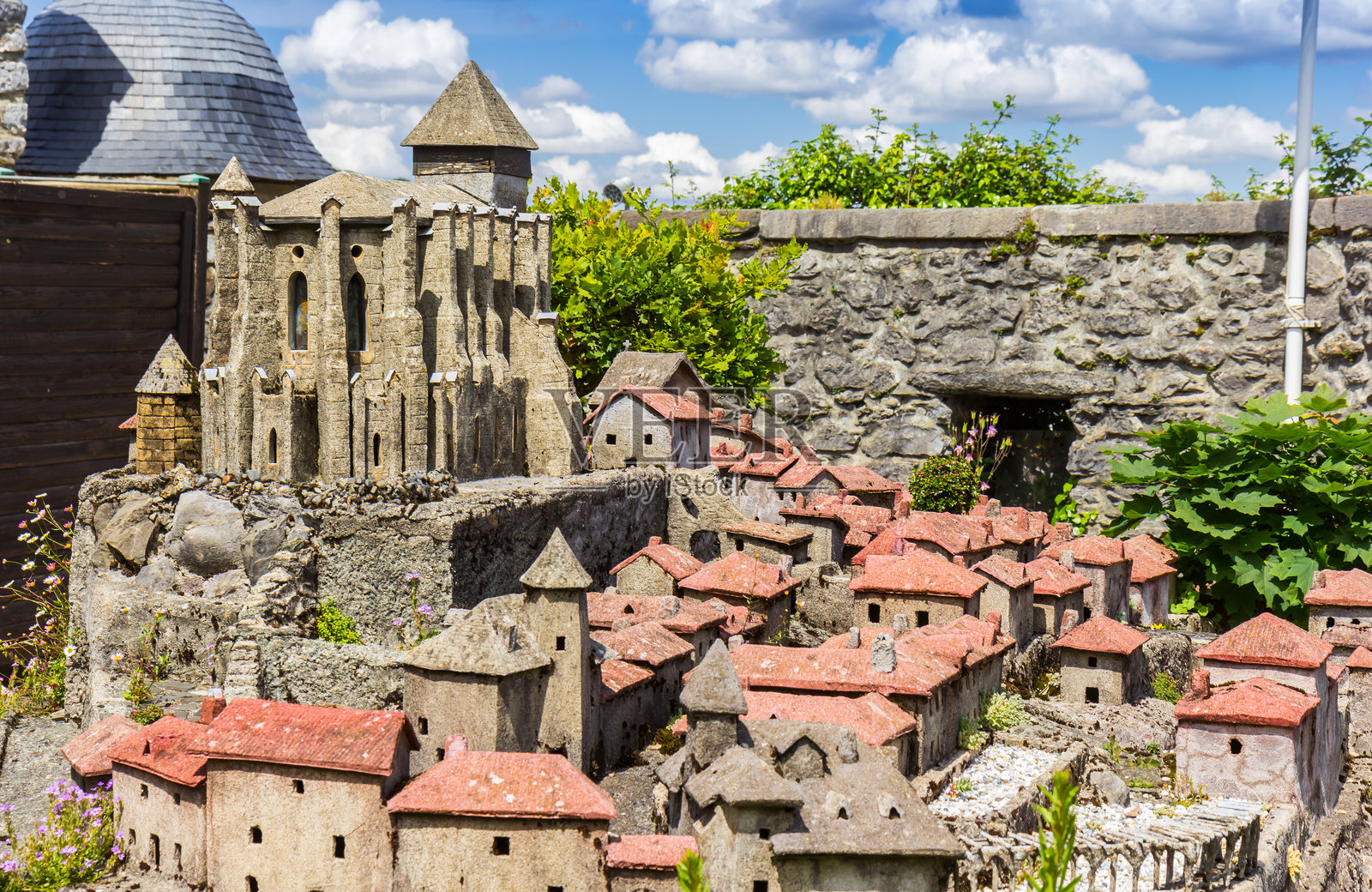 卢尔德比利牛斯博物馆的微缩房屋和教堂照片摄影图片