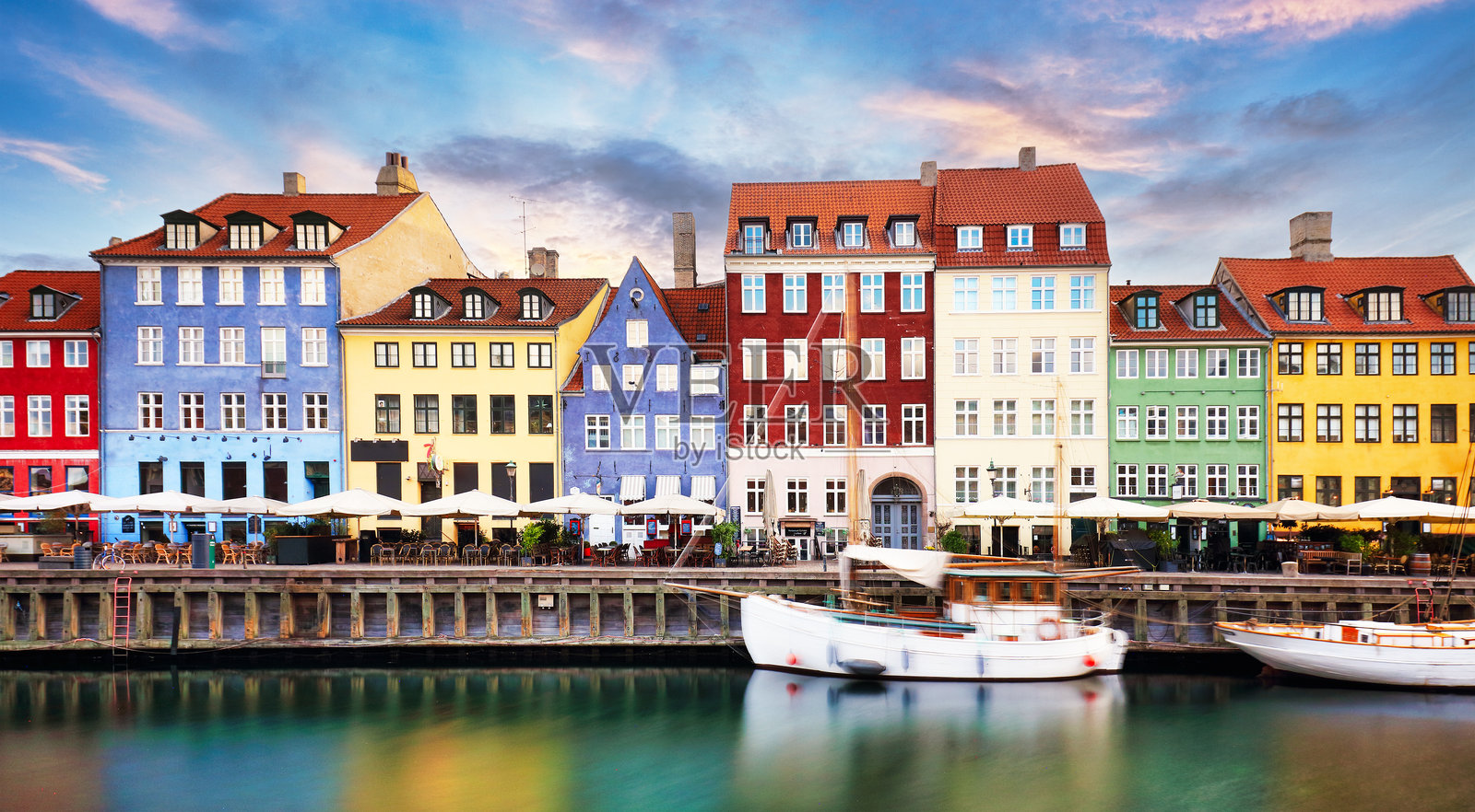 新港步行海滨街：户外咖啡馆和色彩缤纷的建筑。新港是17世纪的海滨、运河和娱乐区。照片摄影图片