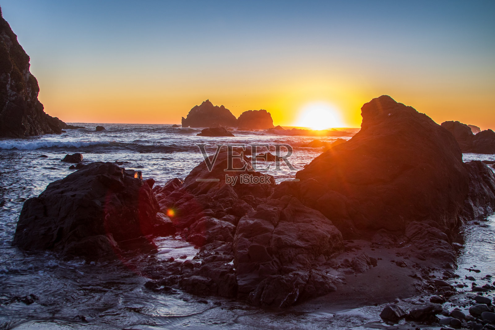 俄勒冈州太平洋海岸的落基日落照片摄影图片