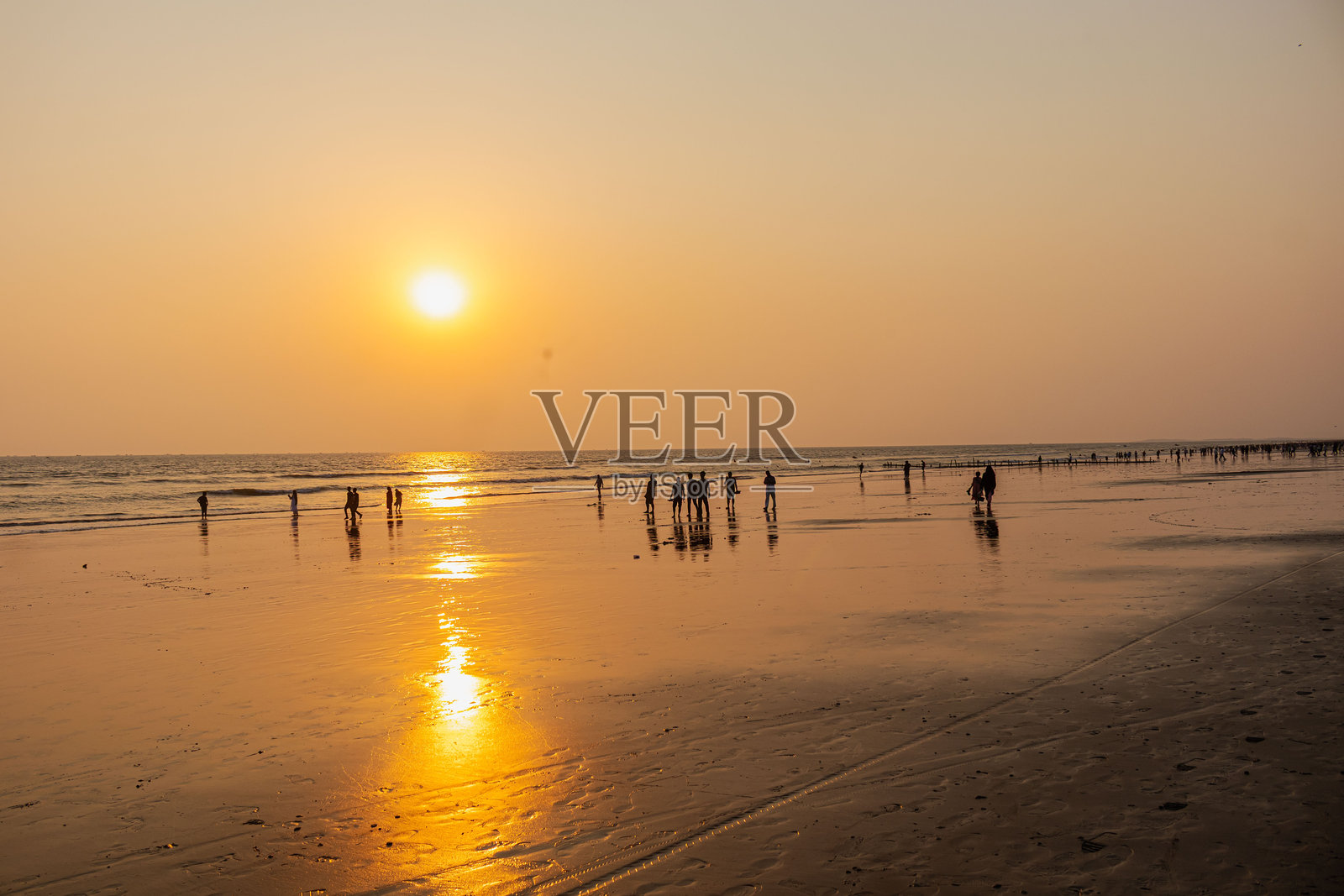 孟加拉国科克斯巴扎尔海滩，背景有山丘的宁静漫步。照片摄影图片