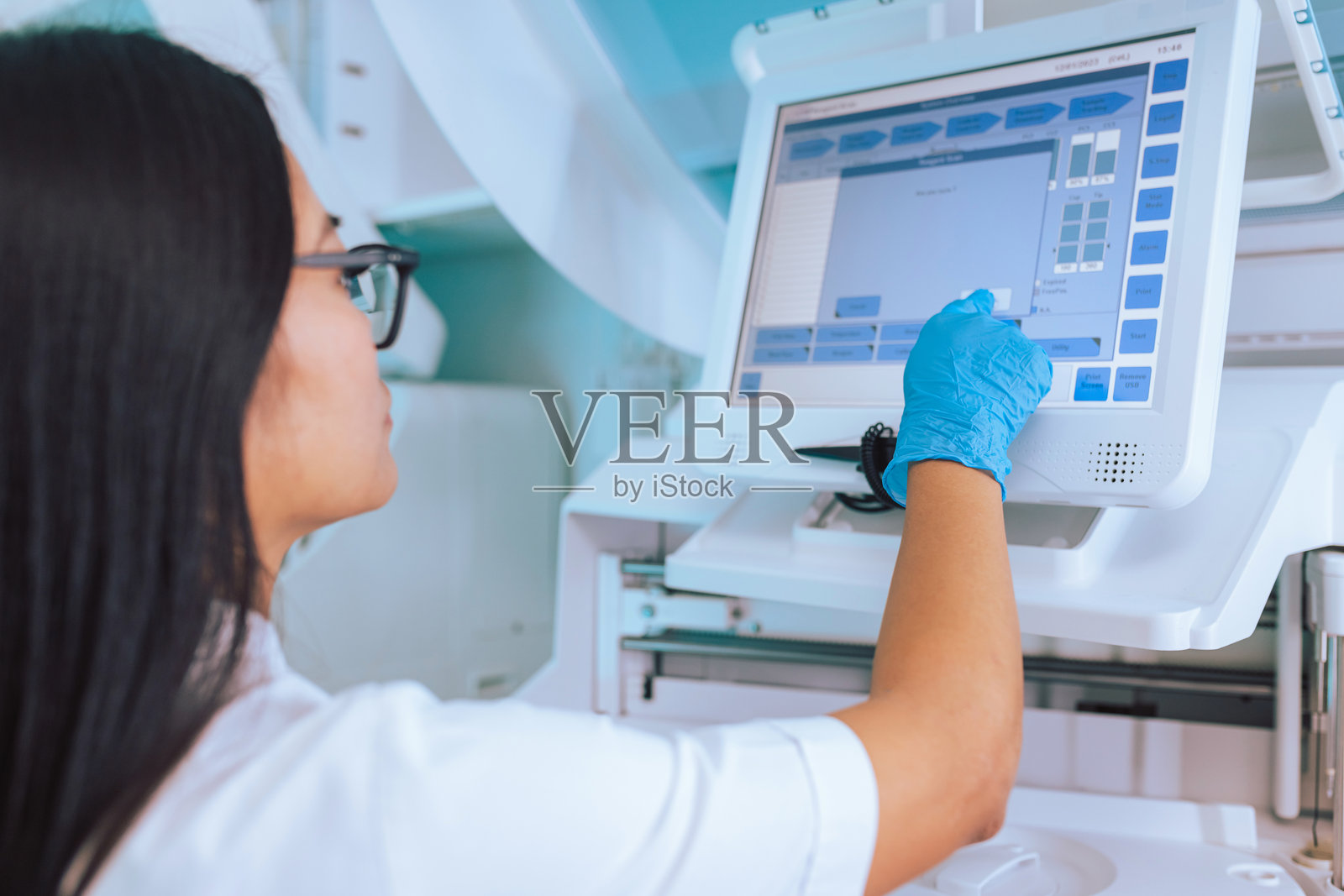 一位女科学家在生物化学实验室工作，正在检测血液样本照片摄影图片