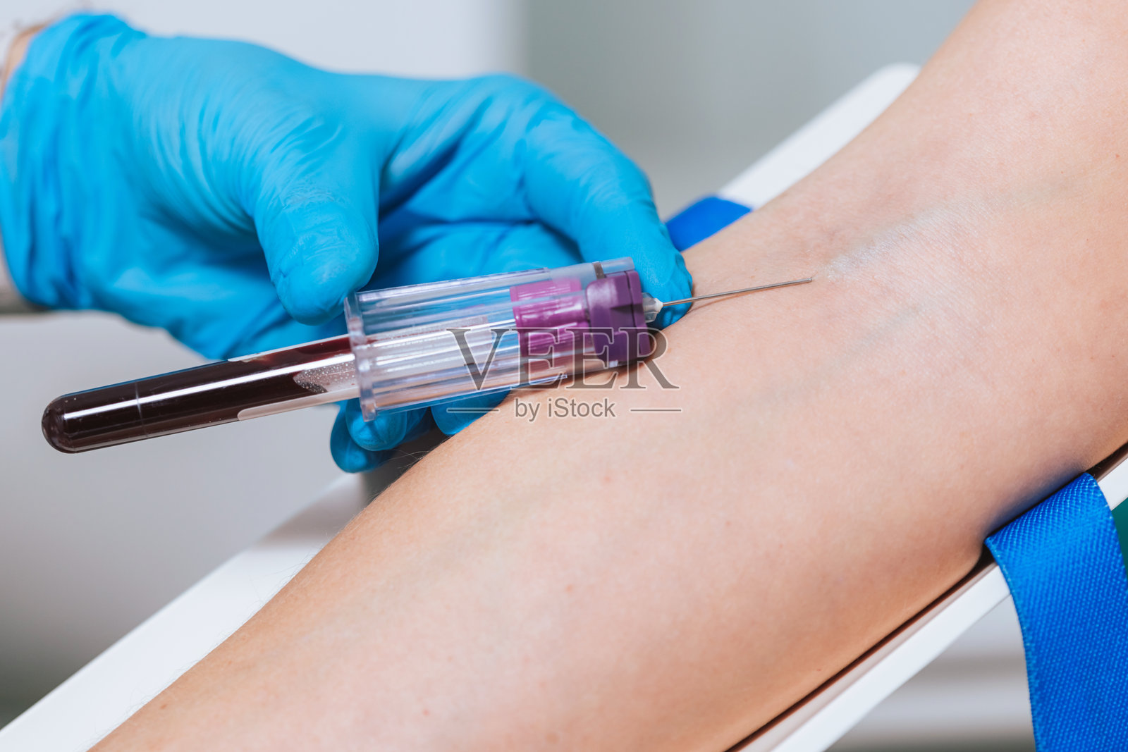 护士用酒精棉片清洁手臂静脉以进行采血照片摄影图片