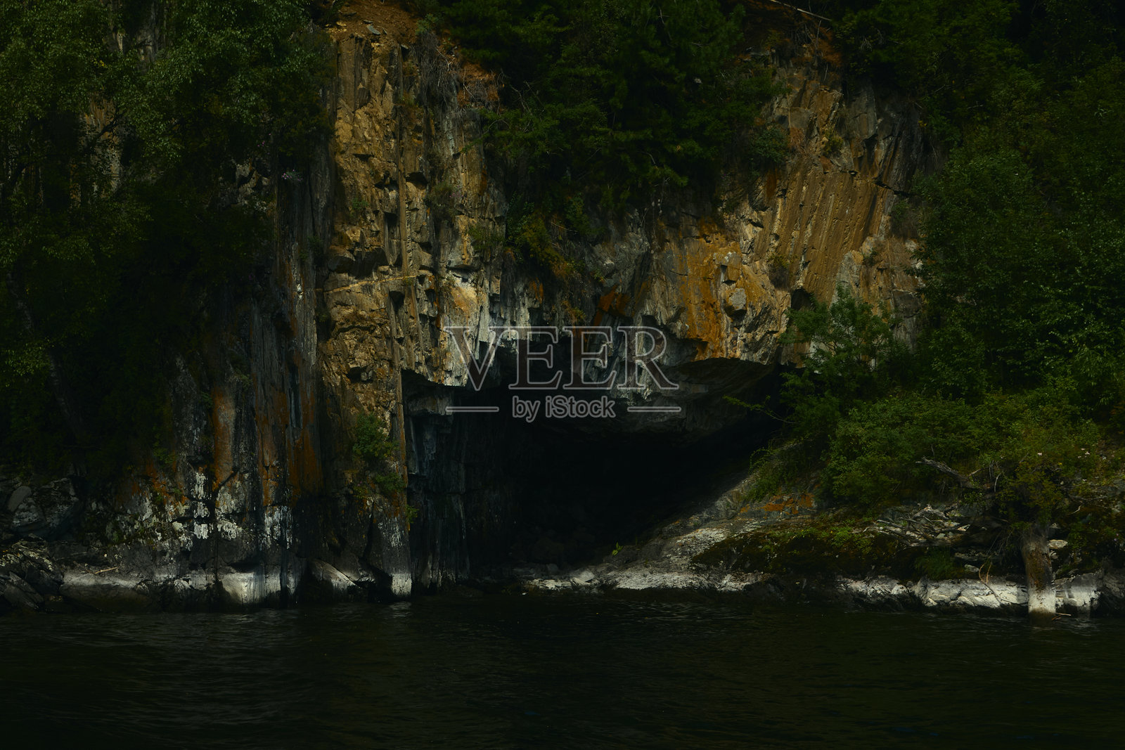 特莱斯科耶湖上的瀑布 - 阿尔泰照片摄影图片