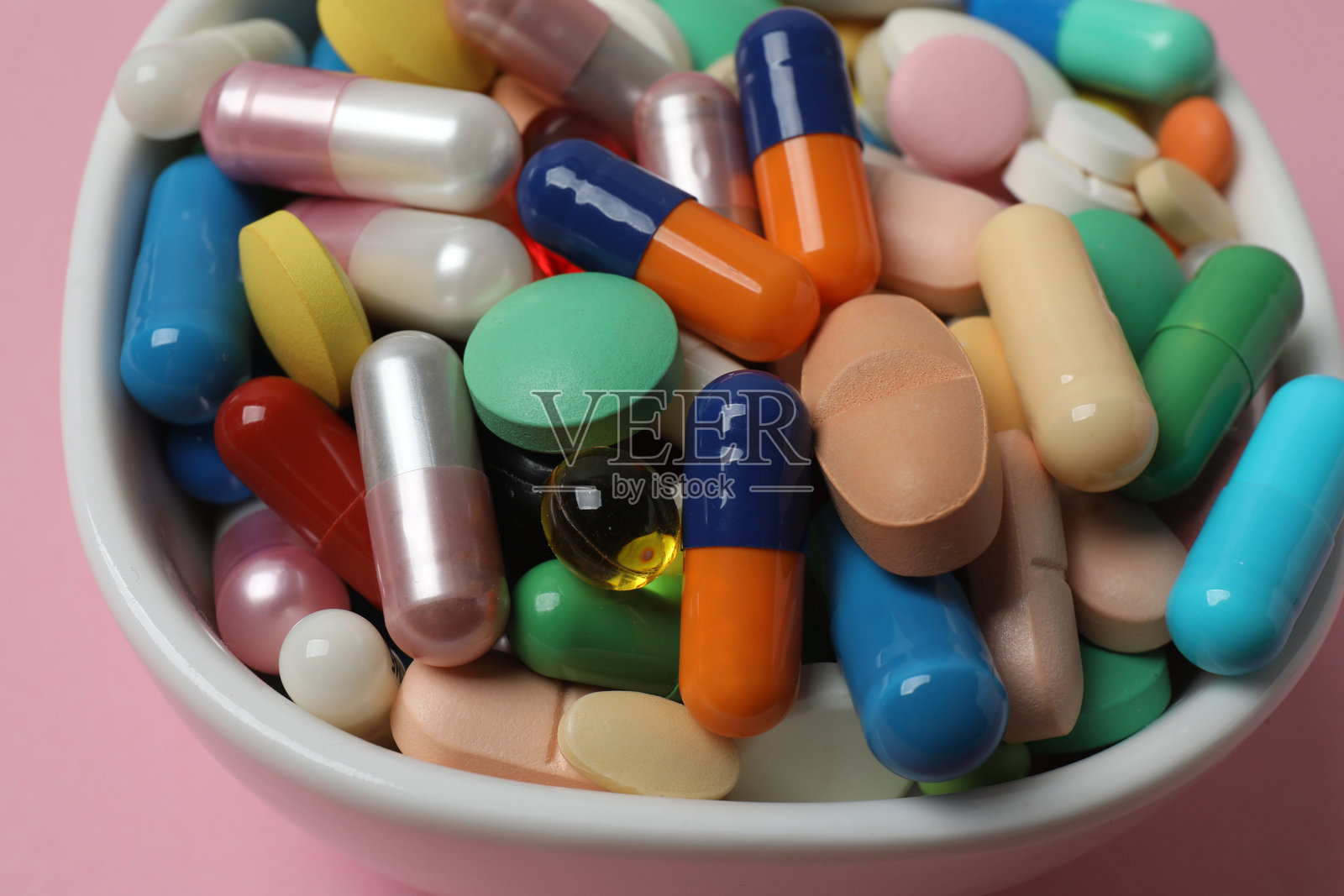 家用急救箱，内有药丸和体温计，健康与医疗概念，俯视视角，留有复制空间，焦点选定照片摄影图片