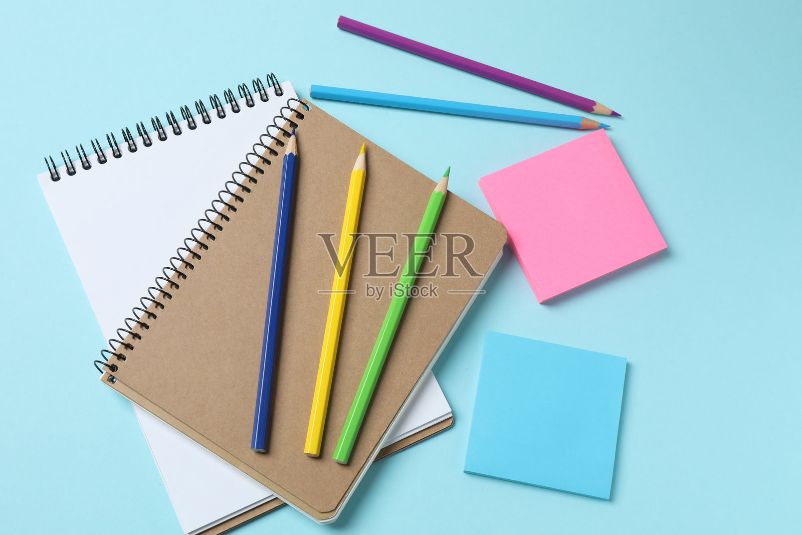 桌上的学校笔记本、钢笔和活页笔记本。俯视图照片摄影图片