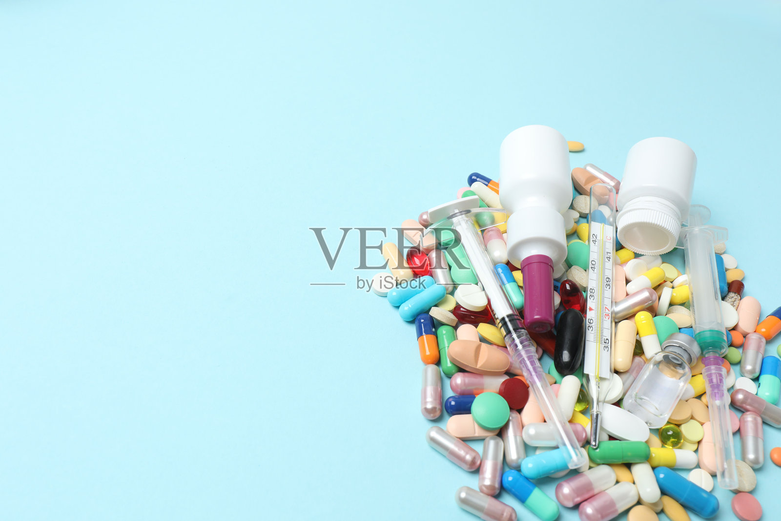 家用急救箱，内有药丸和温度计，健康与医疗概念，俯视视角，留有复制空间，焦点选取照片摄影图片