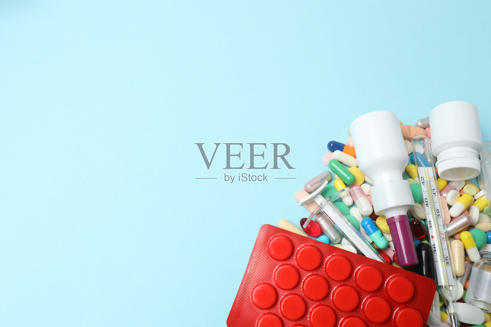 居家急救箱，内有药丸和体温计，健康与医药概念，俯视视角，留有复制空间，选定焦点照片摄影图片