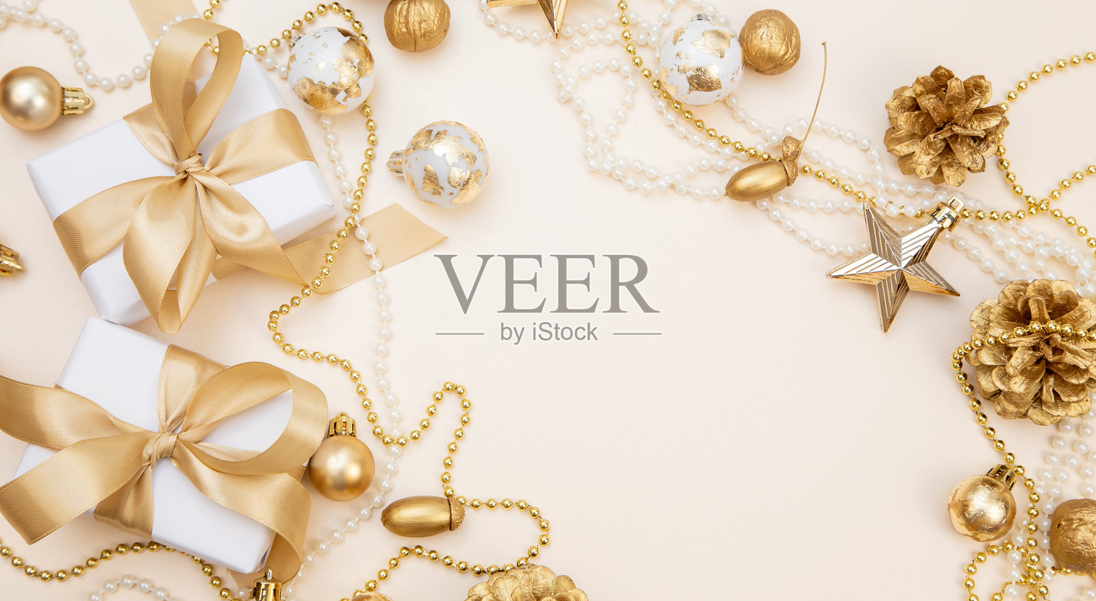 奢华的圣诞新年背景，配有礼品、金色丝带和装饰品。简约优雅的构图，留有空白空间。照片摄影图片