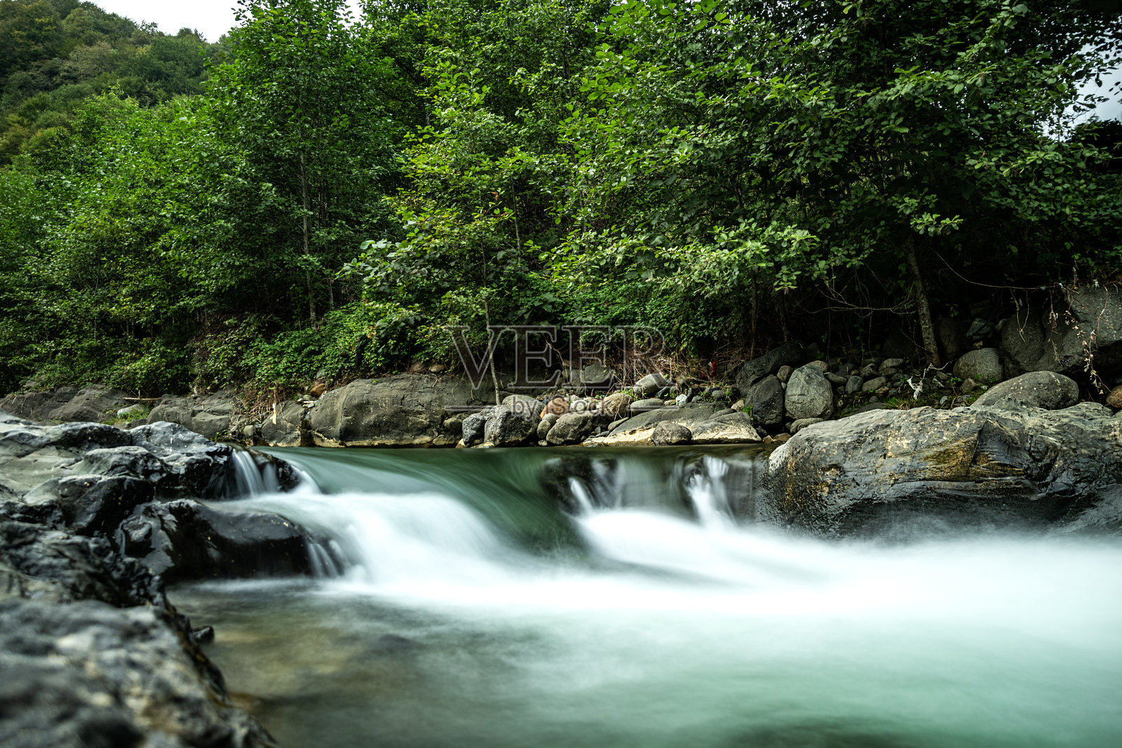 黑海的风暴溪流正热情奔涌照片摄影图片