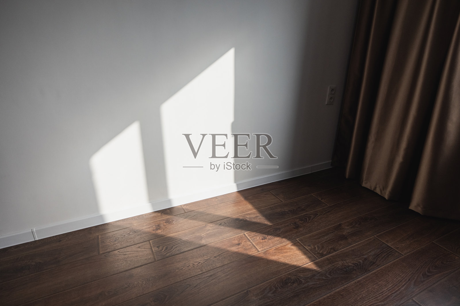 窗户光线照在墙壁上。镶木地板。室内照片摄影图片