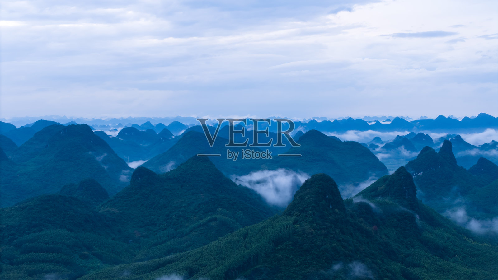 卡斯特地貌的鸟瞰图，带有云层照片摄影图片