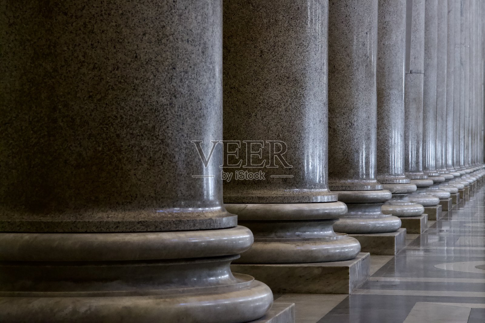 教堂里一排大理石柱底座的特写照片摄影图片