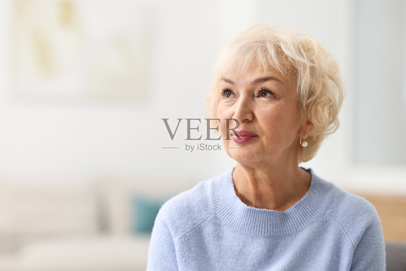 奶奶在家里的肖像照，有留白方便添加文字。照片摄影图片